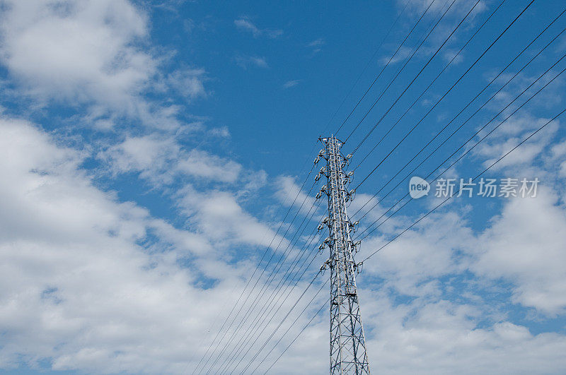 高大的电力线电网发电机极与蓝天