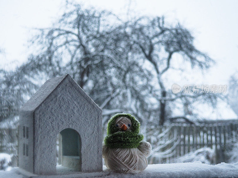 玩具雪人下大雪