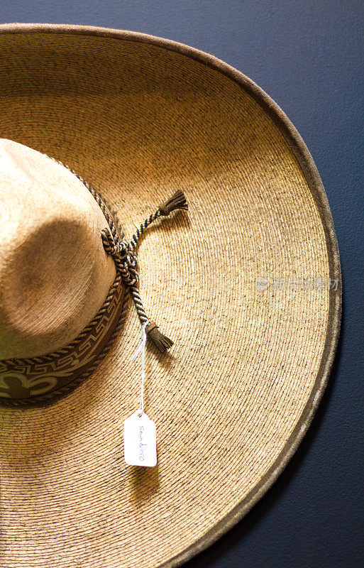 墨西哥:在商店的黑墙上的古董宽边帽