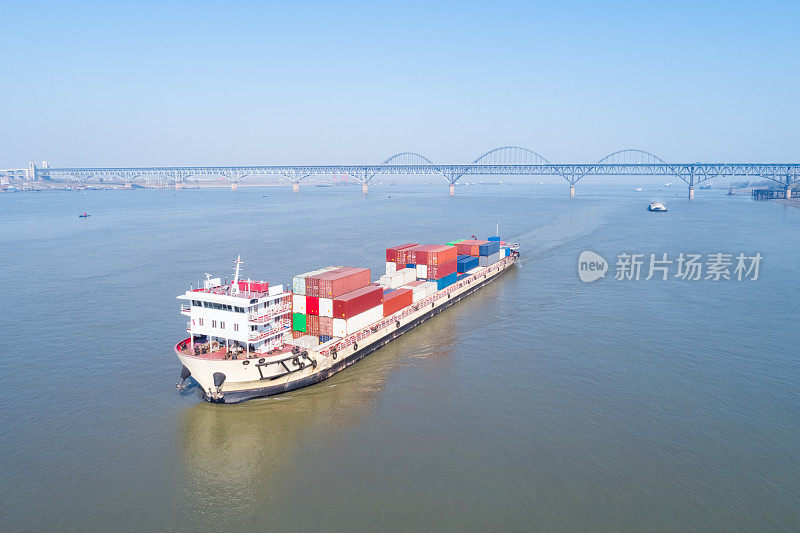 集装箱船靠近长江