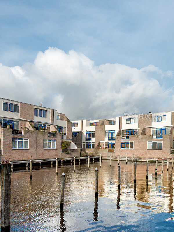 在水丰富的荷兰小镇，公寓与空船港口