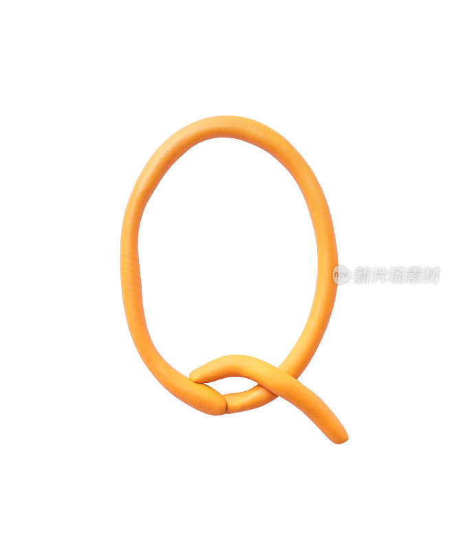 特写橙色的橡皮泥为孩子在Q字母表孤立的白色背景与剪切路径