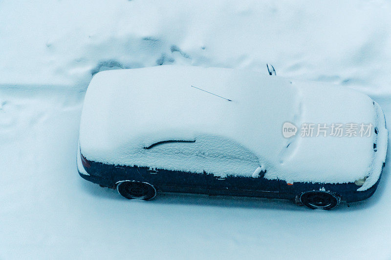 汽车被雪覆盖着