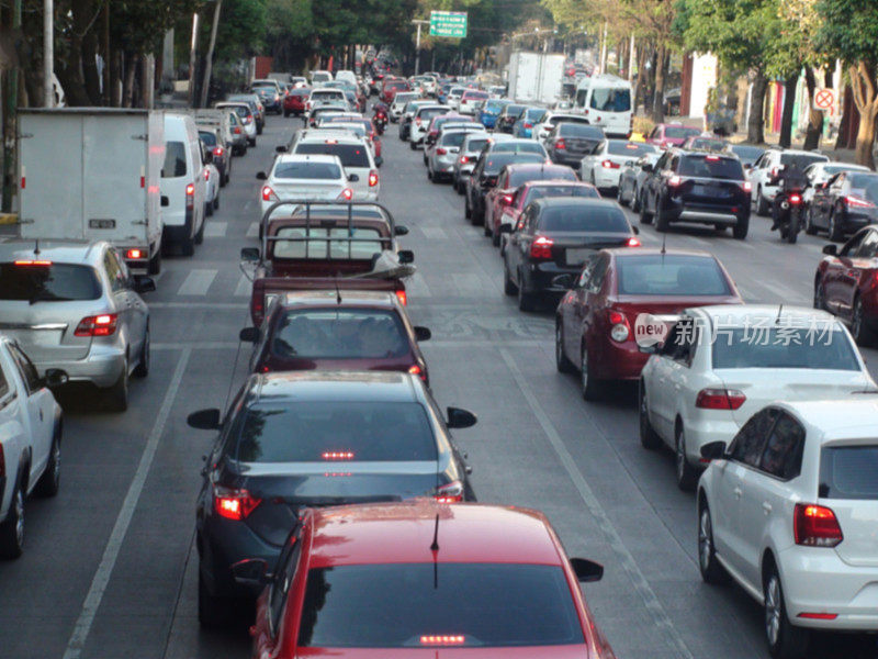 墨西哥城高峰时间的交通堵塞场景。墨西哥