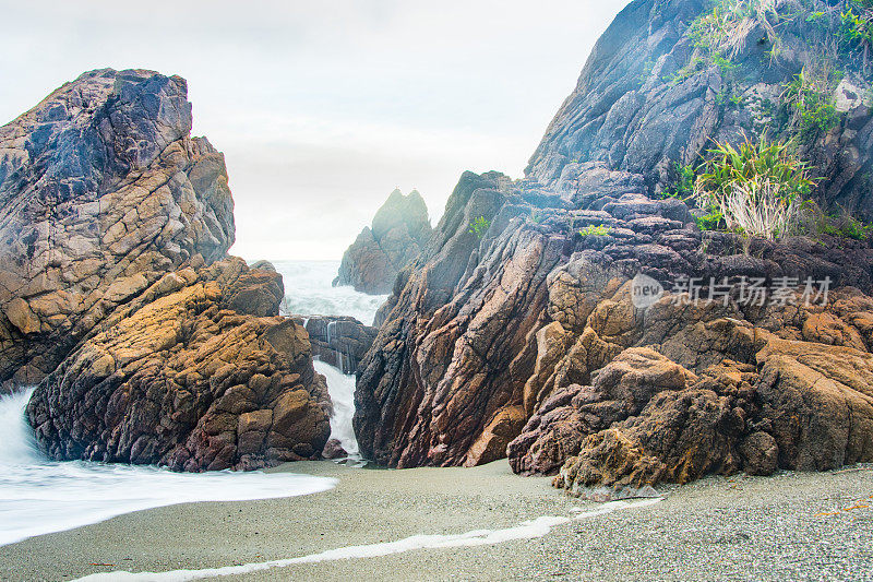 海浪冲击着Punakaiki海岸线