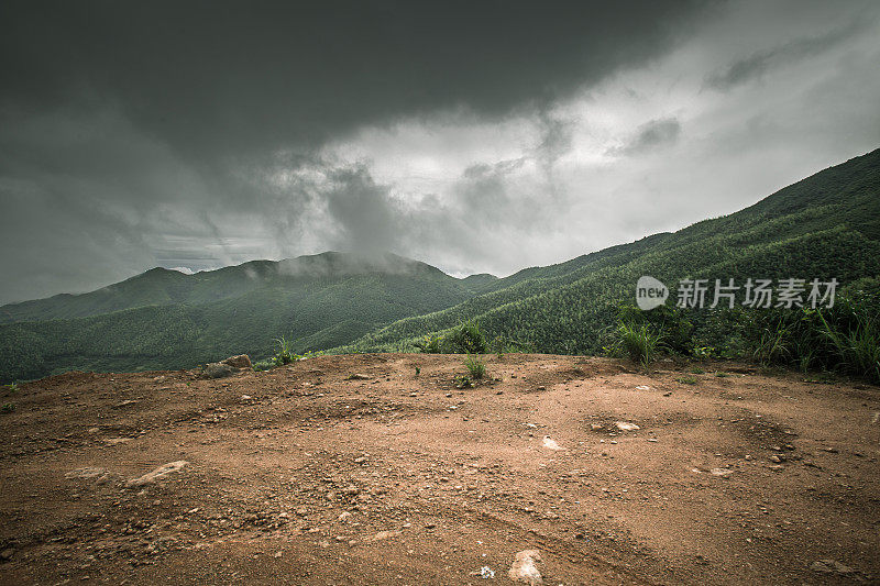 岩石路在阴天与轮胎印汽车商业