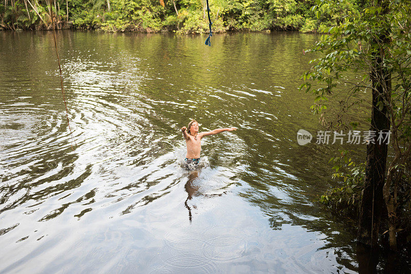 一个孩子掉进了厄瓜多尔的亚马逊河