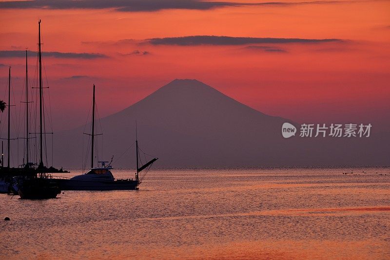 日落后的富士山，摄于三浦半岛的莫若矶湾