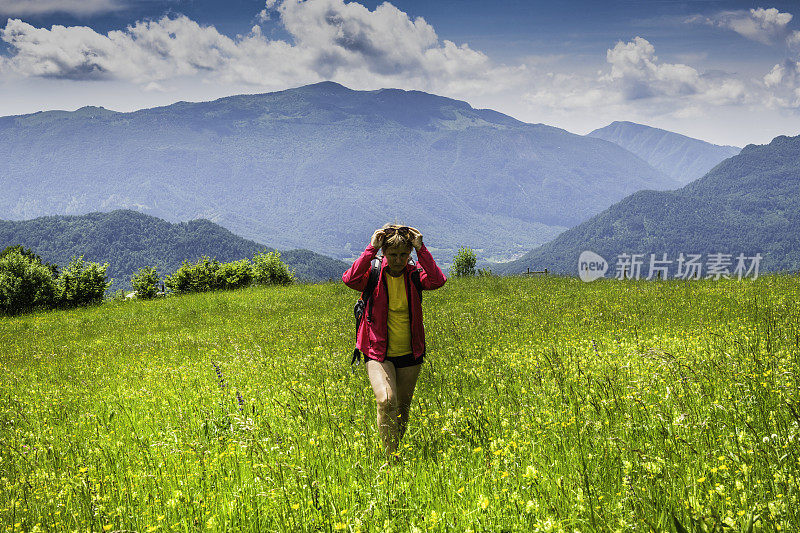 年长妇女徒步旅行朱利安阿尔卑斯山在春天，Primorska，斯洛文尼亚，欧洲