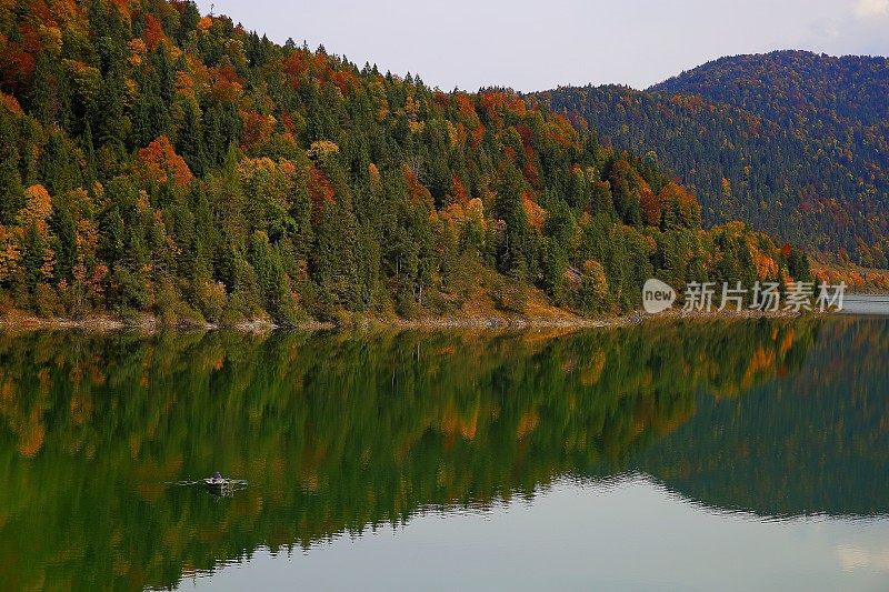 森林湖反射和高山景观在秋天-巴伐利亚，德国