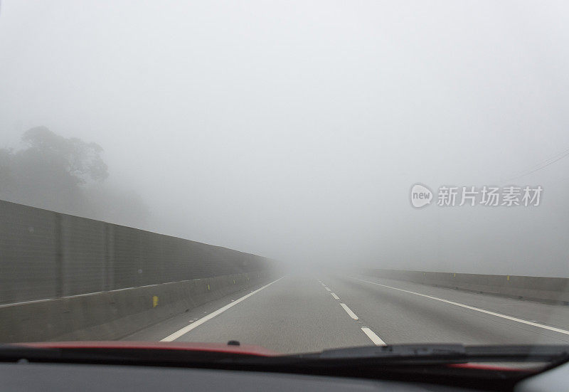 大雾弥漫，双车道高速公路上发生交通事故