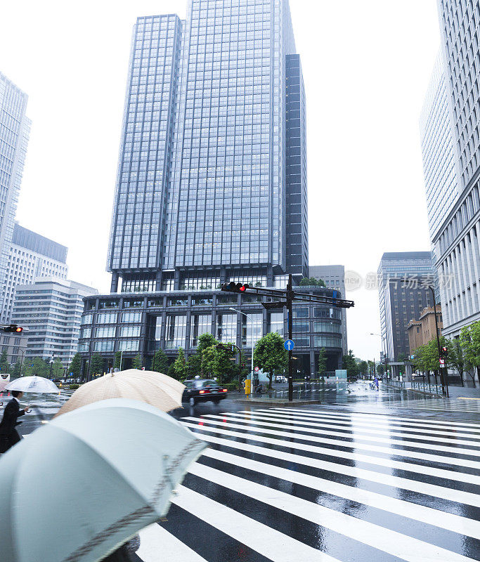 东京早晨下雨的通勤者