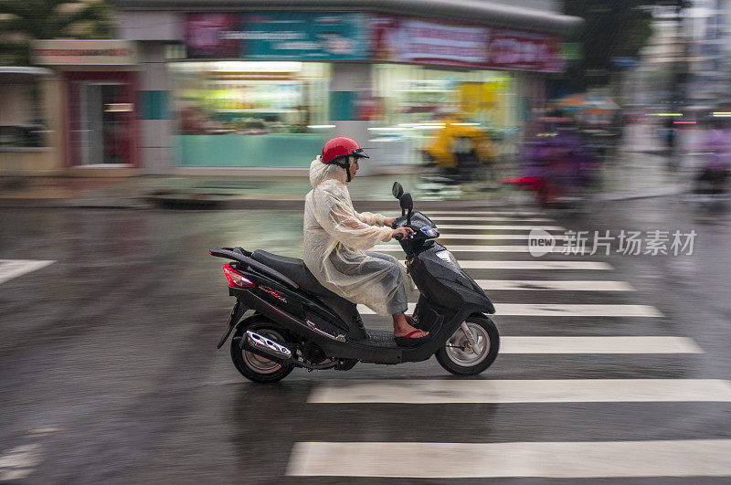 骑摩托车在越南
