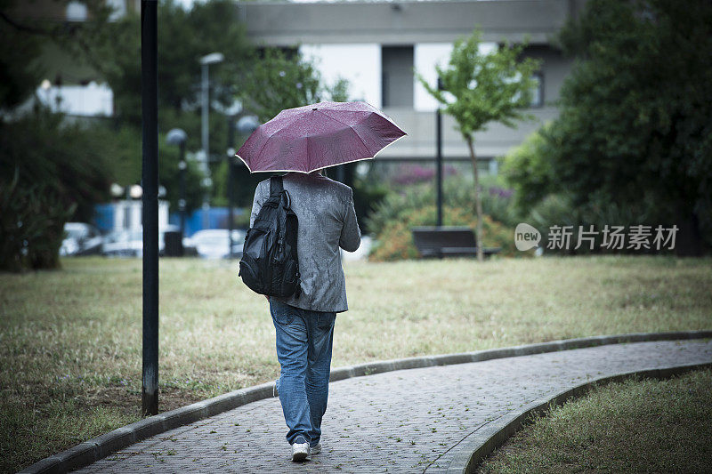 雨中行走的商人