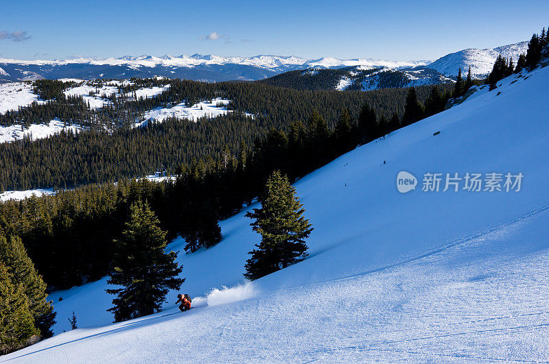 滑雪者在穷乡僻地做粉转