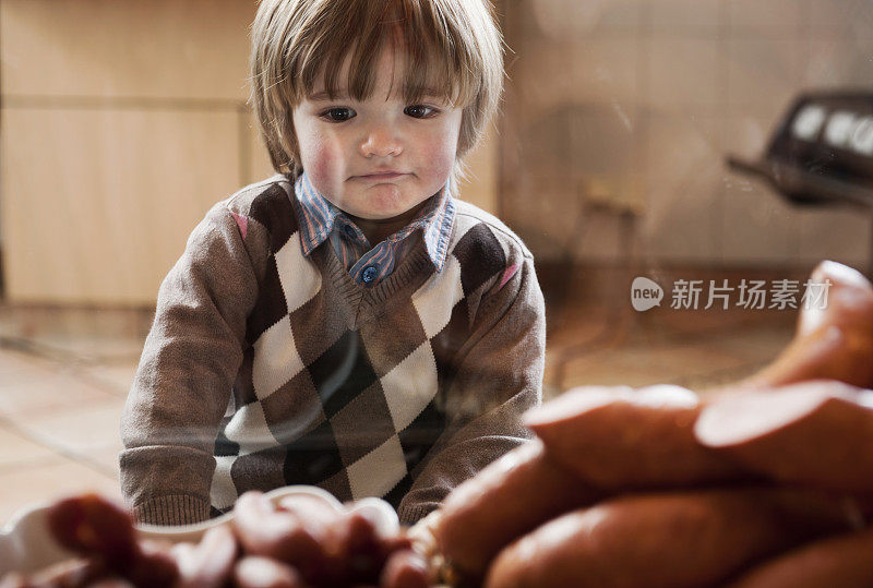 小男孩在看香肠