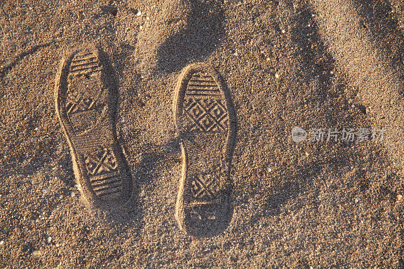 沙滩上有两个鞋印