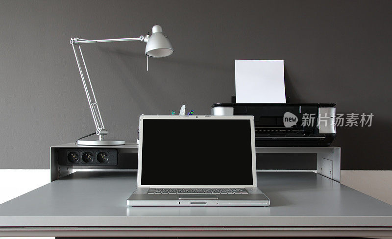 一张现代家庭办公桌的黑白照片