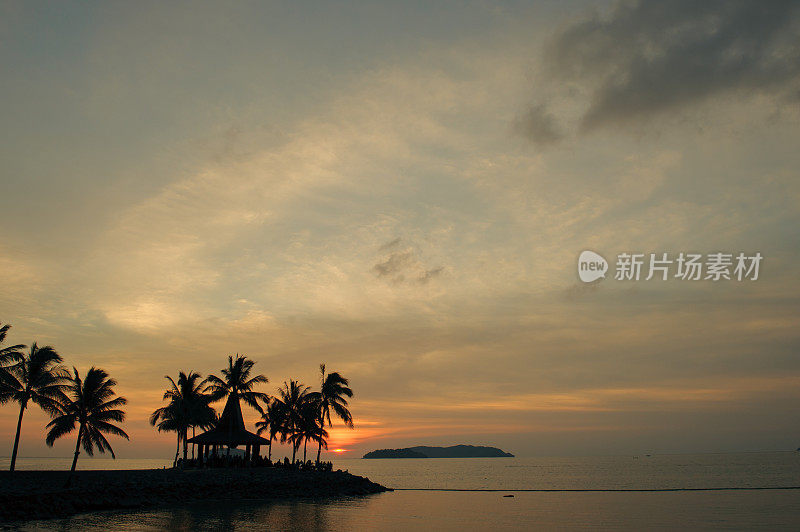 夕阳下的海滩派对