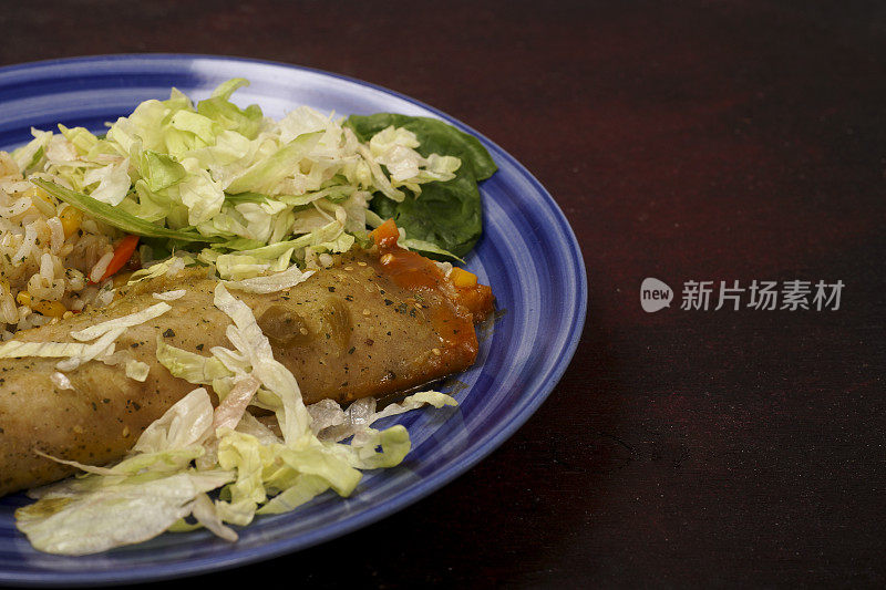 墨西哥食物-豆和奶酪玉米卷饼配米饭和沙拉