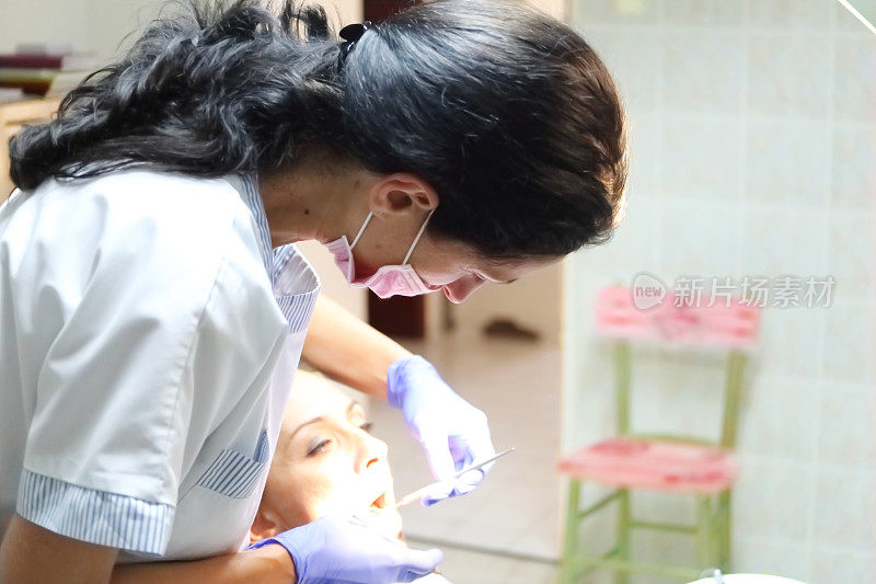 牙医检查病人的牙齿。牙医的办公室。