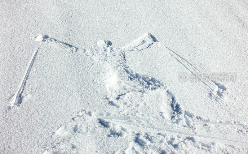 滑雪雪的天使