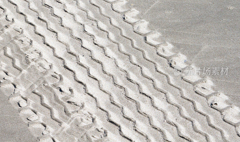 沙地上有轮胎痕迹