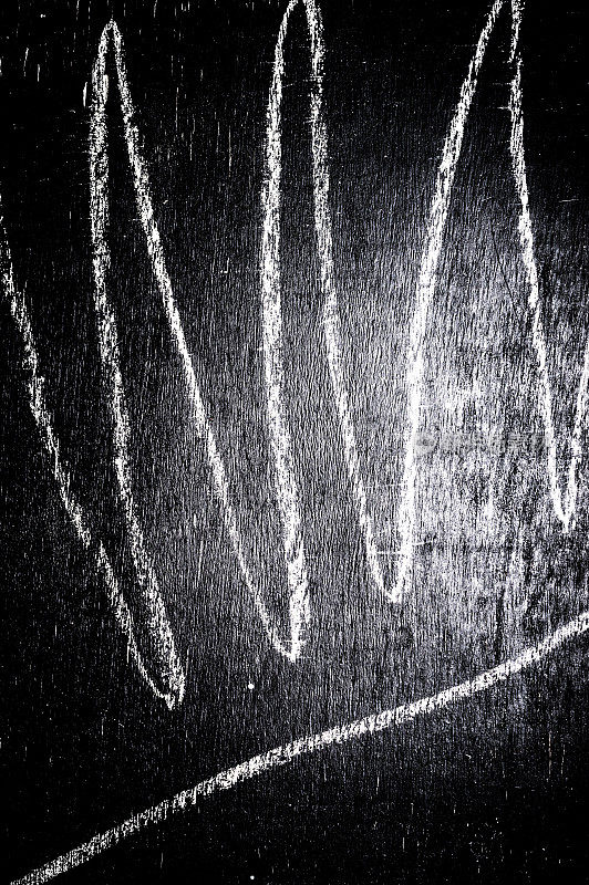 在饱经风霜的黑板上画一条波浪线