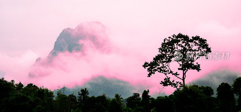 老挝万荣磐山的薄雾