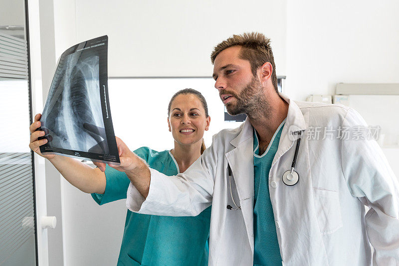 医生和护士在医院检查病人的x光片