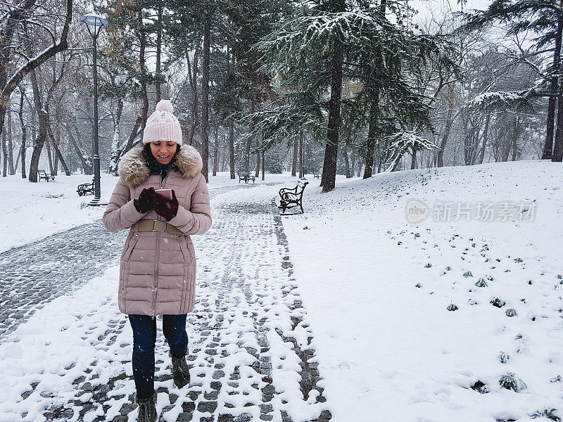 一个在雪地里打电话的女人