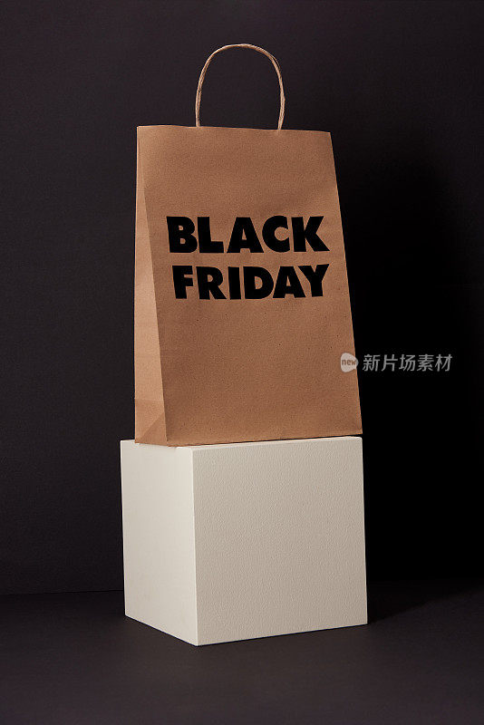 黑色星期五购物袋立方体在黑色表面