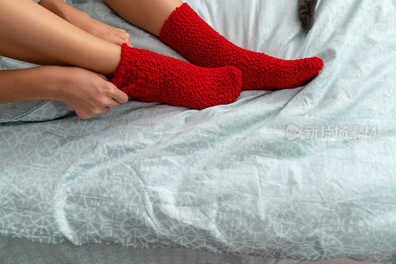 穿红袜子的女人