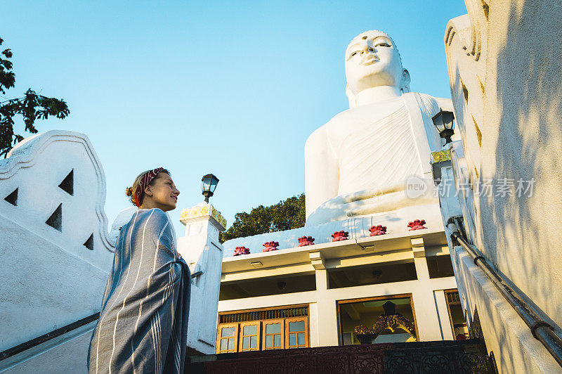 年轻女子走上寺庙的台阶