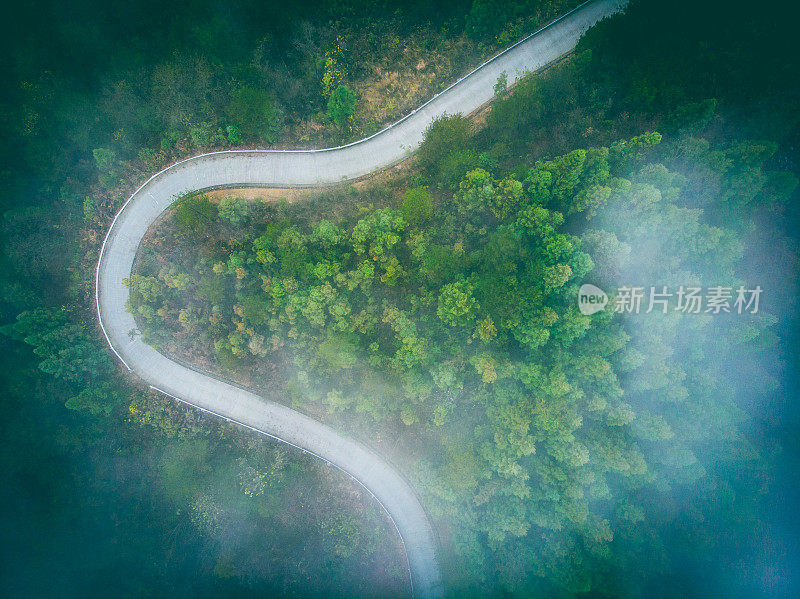 鸟瞰有雾的山路