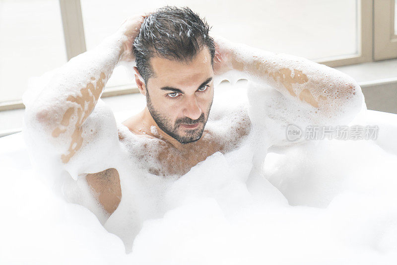一个男人在热浴缸里洗泡泡浴的特写镜头