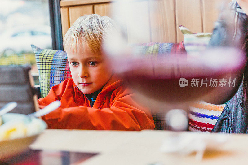 小男孩使用数码平板电脑