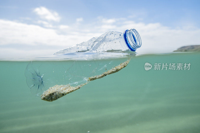 用过的塑料水瓶漂浮在海面上。