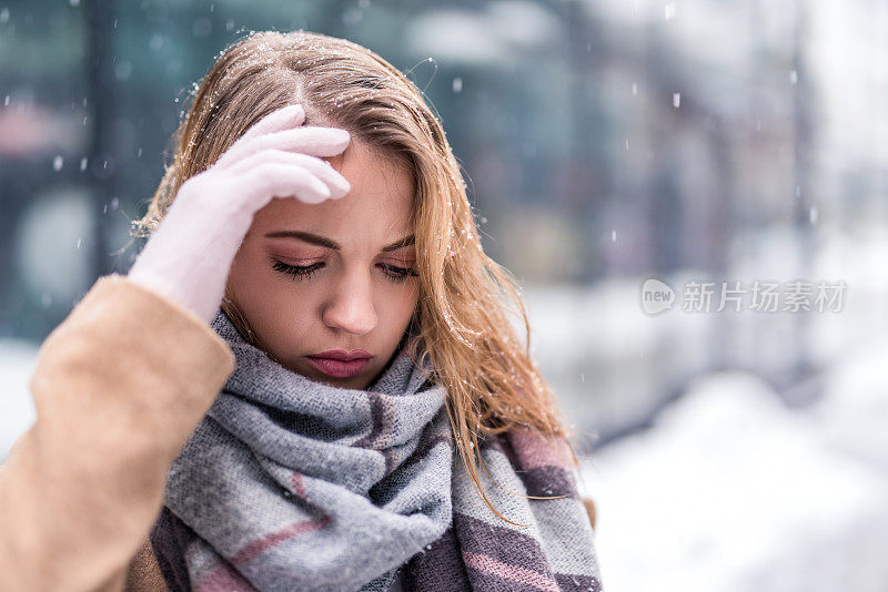 城里一个下雪的冬天，一个年轻女子头痛。