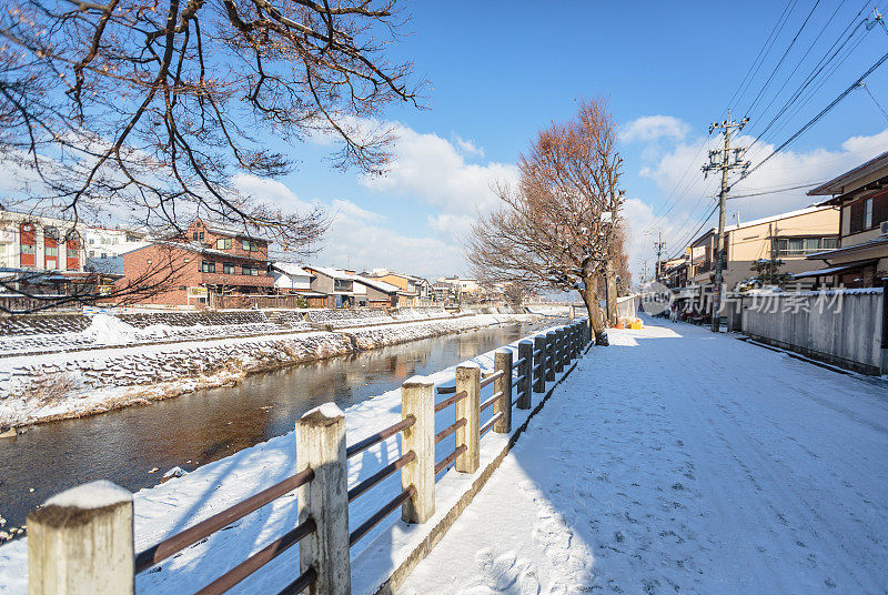 日本高山村的雪与小溪