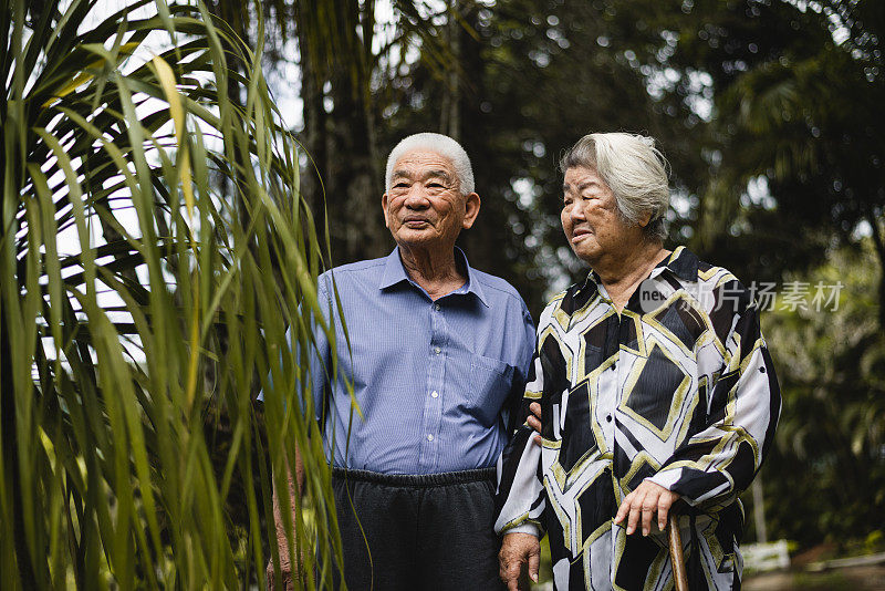 一对日本老夫妇在花园里