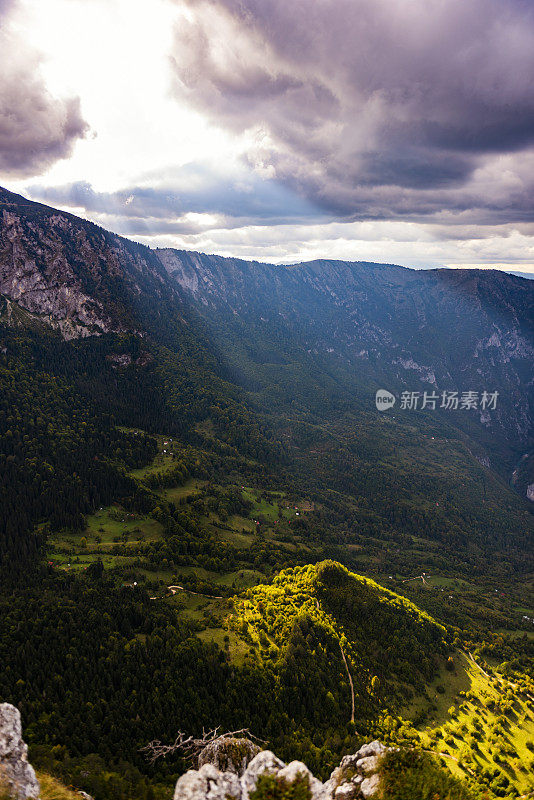 塔拉峡谷在Durmitor国家公园，黑山