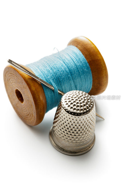 纺织品:线，顶针和针孤立在白色背景上