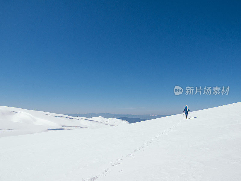 女攀登者正在攀登这座高海拔山峰的顶峰