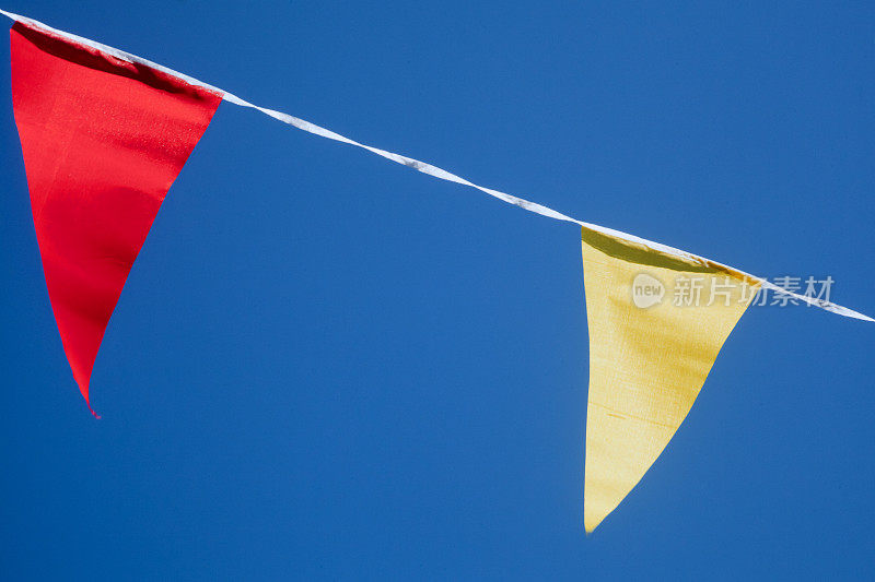 西班牙希洪老城的街道上飘扬着节日的彩旗。