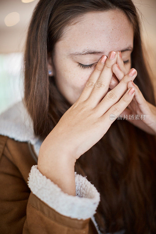 可爱的年轻女子疲惫、沮丧、悲伤或生病