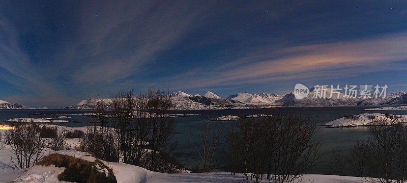 索马洛伊湾傍晚有雪，全景