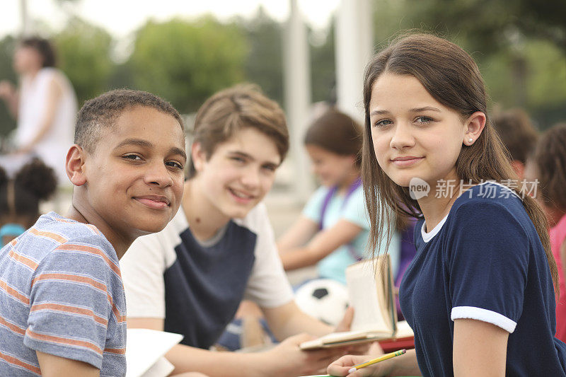 一群初中生、青少年朋友在校园里学习。