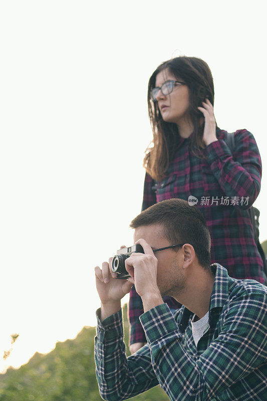 摄影师和他的女朋友拍照