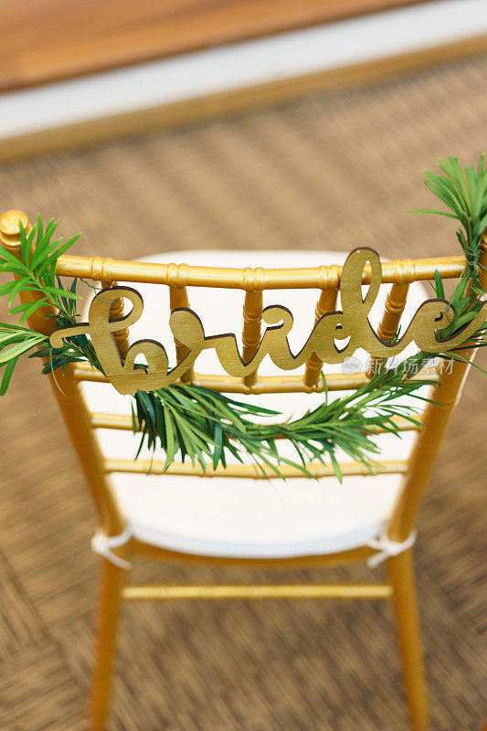婚礼用的带有新娘字样装饰的木椅